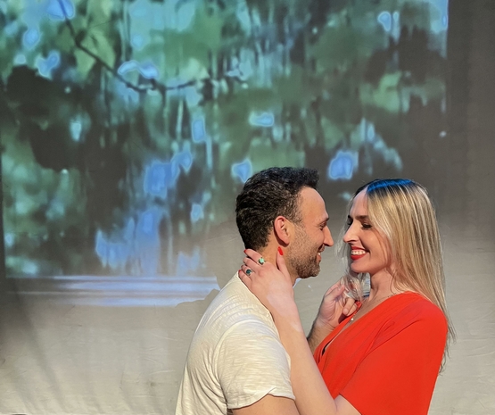 תמונת מופע: סיפור אהבה - שלישייה במי במול